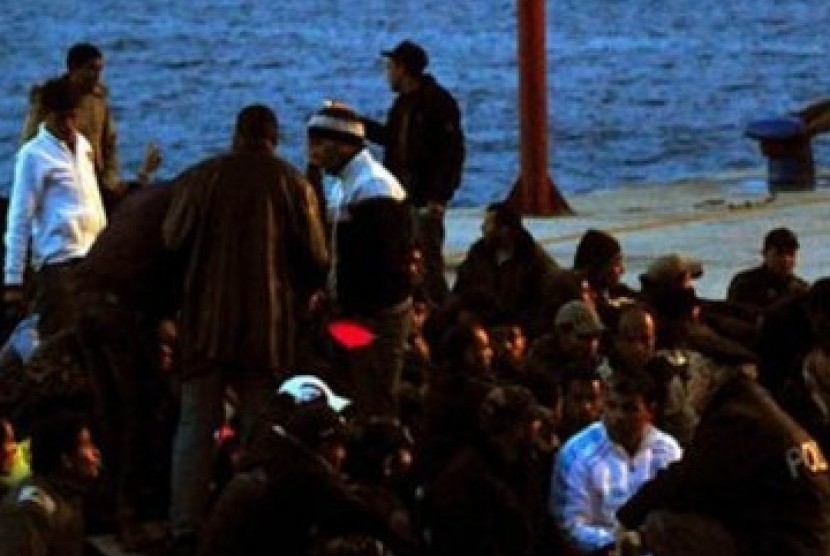 Pengungsi Libya di pelabuhan Malta ketika diperiksa aparat kepolisian setempat.