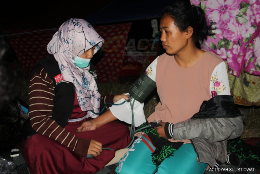 Pengungsi Lombok Timur usai mendapatkan pengobatan di posko medis ACT. 
