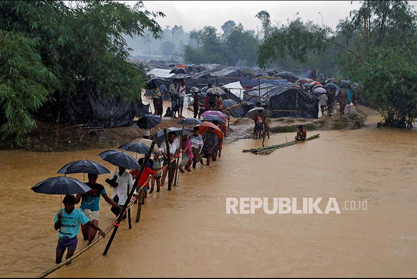 Refugees crossed the overflowing river at the Rohingya refugee camp at Cox's Bazaar, Bangladesh, on Tuesday (19/9).