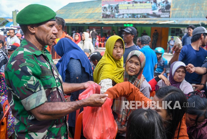 Pengungsi menerima makanan di Posko pengungsian di Makodim 1702/Jayawijaya, Wamena, Papua, Selasa (8/10/2019). 