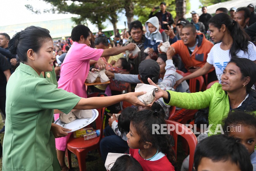 Pengungsi menerima makanan di Posko pengungsian di Makodim 1702/Jayawijaya, Wamena, Papua, Selasa (8/10/2019).