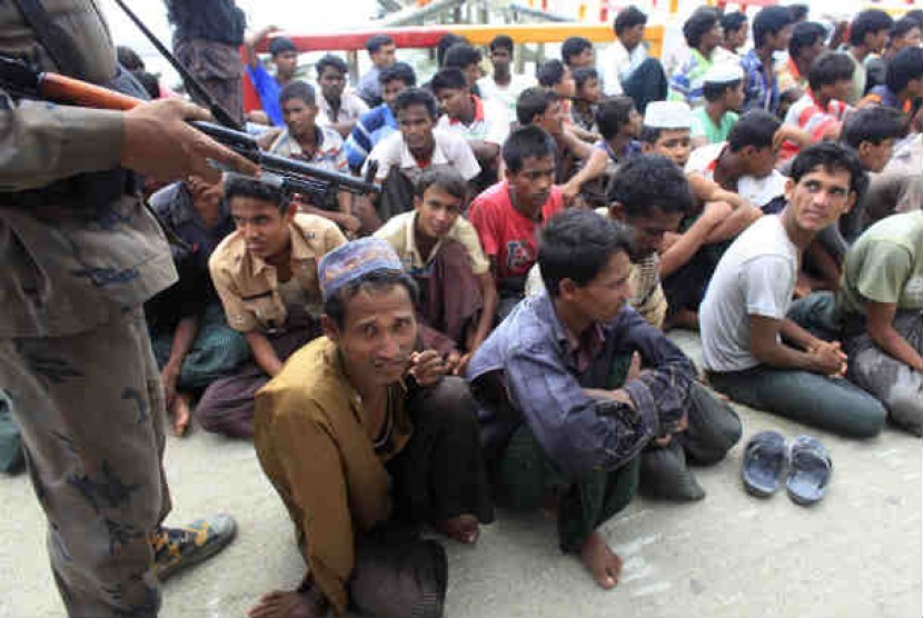 Pengungsi Muslim Rohingya yang melarikan diri dari Myanmar di Teknaf, kota perbatasan Bangladesh.