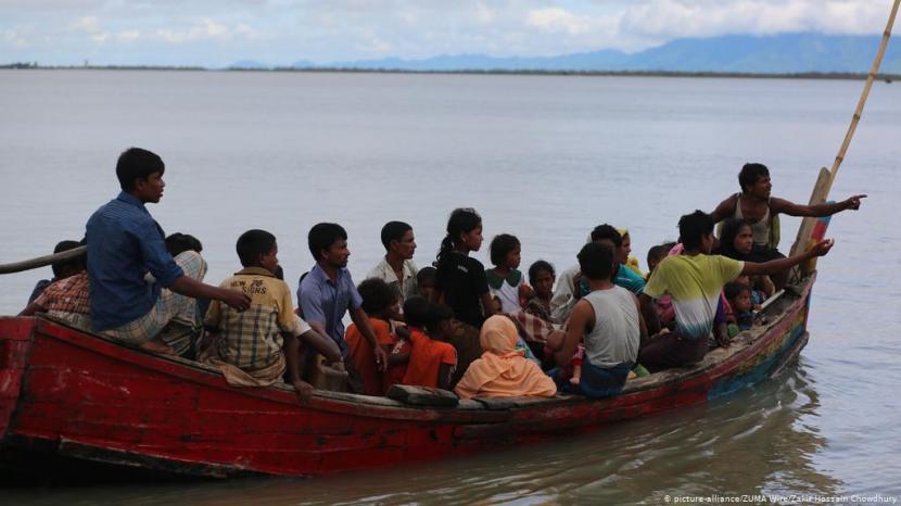 Pengungsi Muslim Rohongnya di atas perahu.