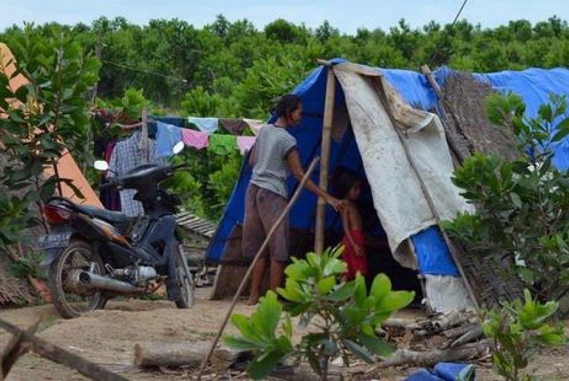 Pengungsi Register 45 Mesuji mengambil air sejauh satu kilometer dari tempat tinggal sementara mereka.