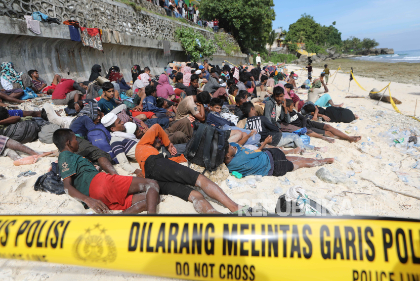 Pengungsi Rohingya beristirahat di area terbuka setelah mendarat di pantai di Ujong Kareung, Pulau Weh, Kota Sabang, Provinsi Aceh pada 22 November 2023.