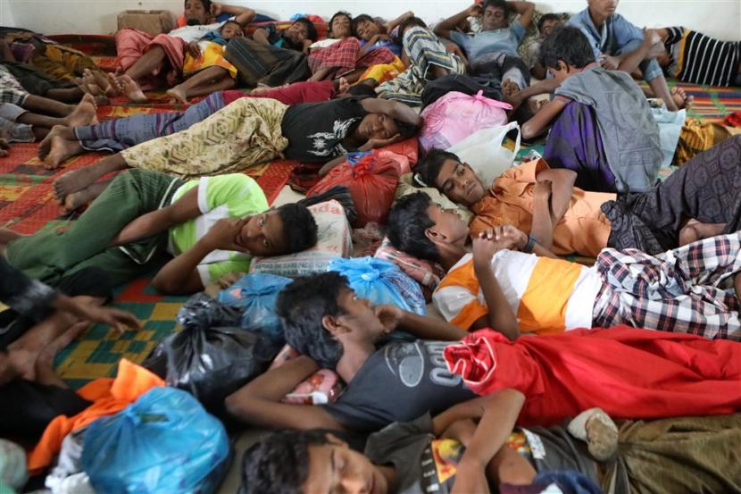  Pengungsi Rohingya beristirahat di tempat penampungan sementara ilustrasi. Pemerintah Aceh masih menunggu keputusan pemerintah pusat terkait penempatan tetap atau relokasi sebanyak 57 warga Rohingya.