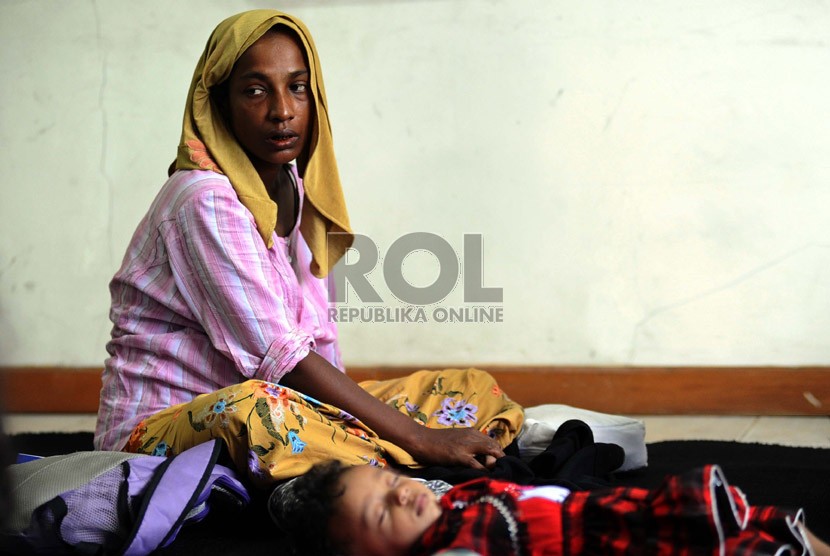  Pengungsi Rohingya bersama anaknya menempati salah satu ruangan di Gedung LBH Jakarta, Selasa (9/7). ( Republika/ Tahta Aidilla)