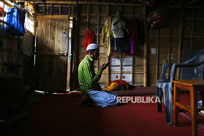 Pengungsi Rohingya bersiap untuk mengikuti Shalat Jumat di Kamp Pengugsi Kathmandu, Nepal, Jumat (18/5).