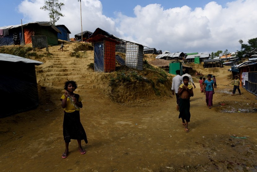 Ribuan pengungsi muslim Rohingya bertahan di perbatasan, setelah tentara Bangladesh melarang mereka bergerak menuju kamp pengungsian di Palong Khali, Bangladesh, Selasa (17/10).
