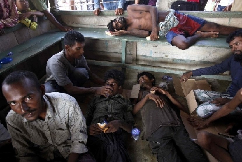 Pengungsi Rohingya di dalam perahu.