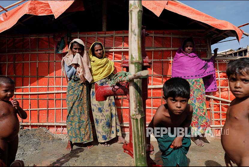 Pengungsi Rohingya di kamp pengungsi Balikhali yang disiapkan khusus untuk janda dan anak yatim, Cox's Bazaar, Bangladesh.