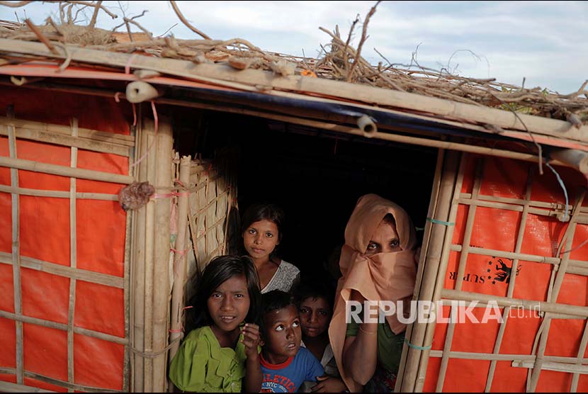 Pengungsi Rohingya di kamp pengungsi Balikhali yang disiapkan khusus untuk janda dan anak yatim, Cox's Bazaar, Bangladesh.