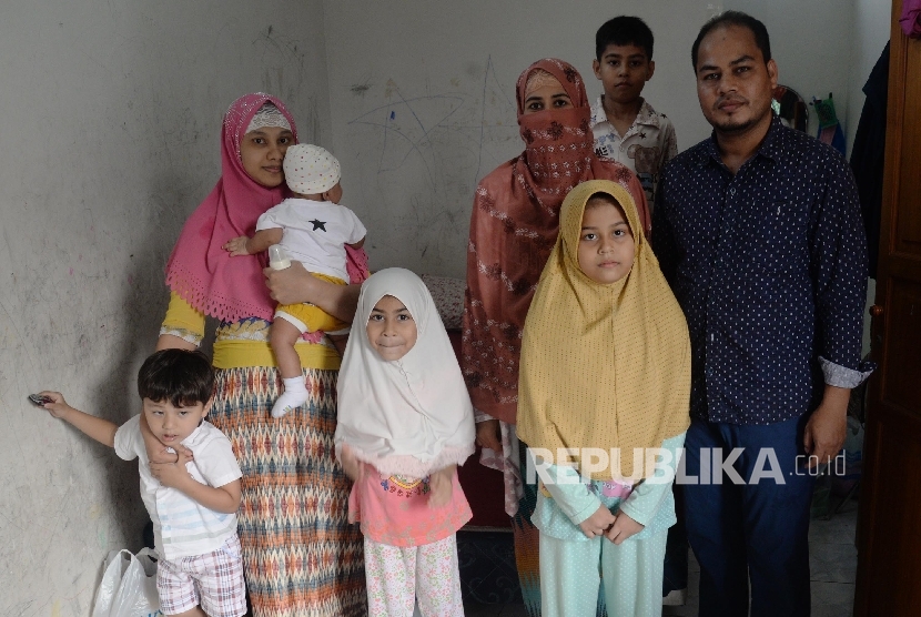 Pengungsi Rohingya Kamrullah bersama dua istri dan lima anakanya yang tinggal di tempat kos di Jalan Karet Pedurenan, Jakarta Selatan, Senin (4/9).