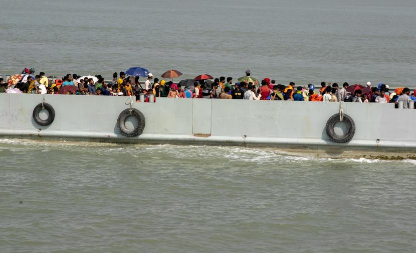 Pengungsi Rohingya melakukan perjalanan dengan kapal angkatan laut yang akan membawa mereka ke pulau Bhasan Char, di Chittagong, Bangladesh, Kamis, 25 November 2012. Ribuan orang telah direlokasi di pulau di Teluk Benggala dari kamp-kamp yang berdesakan di dekat perbatasan Myanmar.