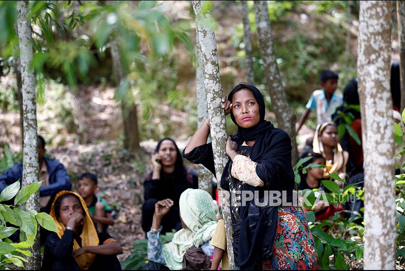 Pengungsi Rohingya termenung setelah upayanya mengungsi ke wilayah Bangladesh dicegah penjaga perbatasan.