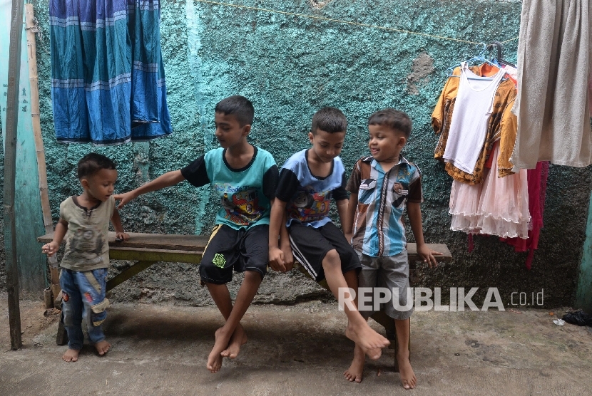 Pengungsi Rohingya tinggal di tiga rumah kontrakan di Jalan Anggrek, Cimanggis, Depok, Jabar, Selasa (5/9). Sebanyak 3 keluarga dan anak-anaknya yang tinggal di kontrakan tersebut.