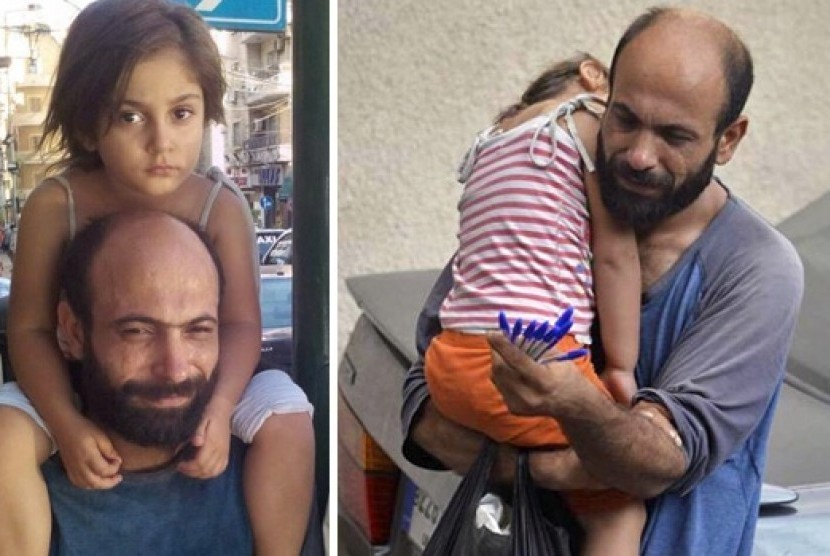 Pengungsi Suriah Abdul Halim Attar saat menjual bolpoin bersama anaknya, Reem, Kamis (27/8)