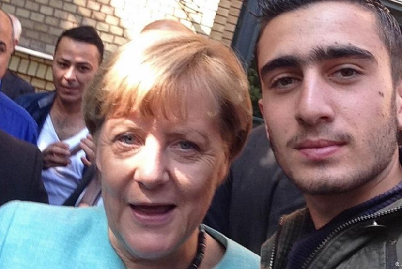 Pengungsi Suriah Anas Modamani berswafoto bersama Kanselir Jerman Angela Merkel pada September 2015. Foto itu viral di Facebook.