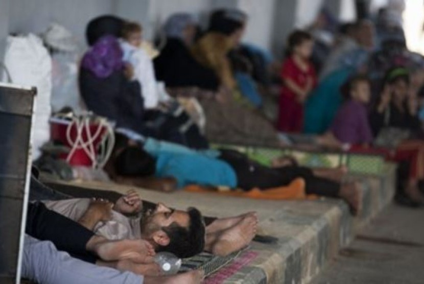 Pengungsi Suriah beristirahat di tempat penampungan Bab Al-Salam di kota Azaz, dekat perbatasan dengan Turki 