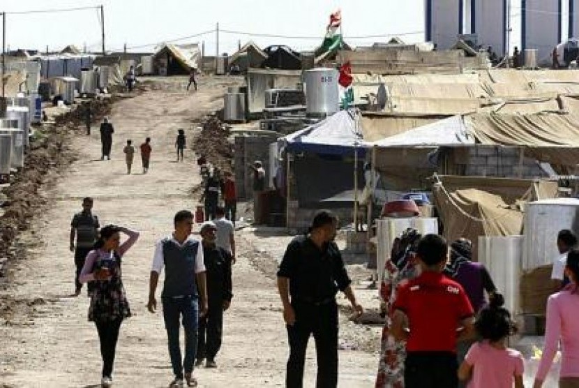 Pengungsi Suriah berjalan di kamp pengungsian di Irak