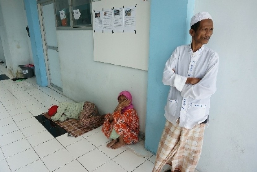 Pengungsi Syiah Sampang, Madura di depan kamar mereka di Rusunawa Puspa Agro, Jemundo, Sidoarjo, Jawa Timur.