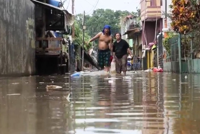 Pengungsi terdampak banjir di Universitas Borobudur, Jakarta Timur