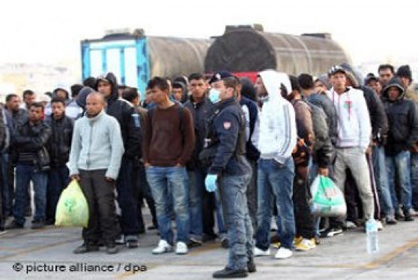 Gelombang Baru Kapal Migran Berdatangan ke Lampedusa Italia. Pengungsi yang berhasil mencapai Pulau Lampedusa, Italia. Ilustrasi.