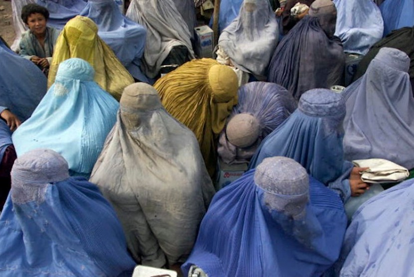 Wanita Afghanistan Lawan Aturan Berpakaian Taliban. Pengungsi wanita di Kamp Shamshatoo, propinsi terdepan Pakistan Baratlaut Pakistan yang berbatasan dengan Afghanistan. Kamp itu menjadi rumah sementara bagi 70 ribu pengungsi Afghan.