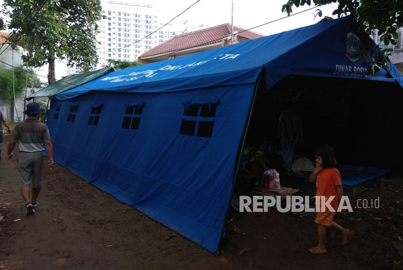 Pengungsi warga Kampung Arus, Cawang, Jakarta Timur. 