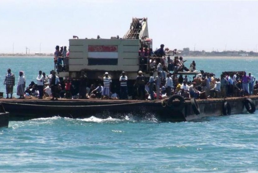 Pengungsi Yaman naik kapal di dekat Kota Aden.
