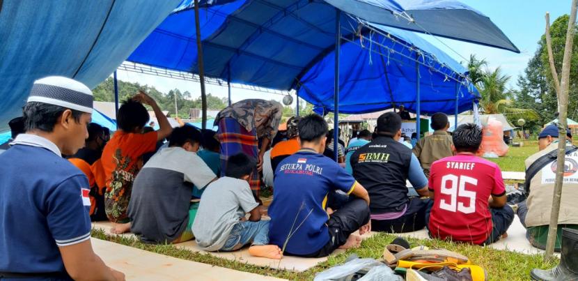 Pengungsi yang tinggal di Dusun Sendana, Desa Boteng Utara, Mamuju, Sulbar, melaksanakan shalat Jumat di masjid darurat (ilustrasi) 