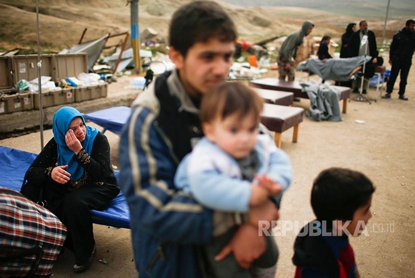 Pengungsi Irak di Mosul menunggu truk yang akan mengangkut mereka ke tempat yang lebih aman.