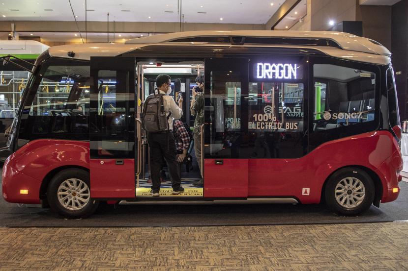 Pengunjug melihat bus yang dipamerkan pada acara Busworld Southeast Asia 2022 di JiExpo Kemayoran Jakarta, Kamis (6/10/2022). Pameran bus terbesar di Asia Tenggara itu menjadi ajang pengenalan transportasi bus yang ramah lingkungan salah satunya bus listrik, dan akan berlangsung mulai 5-7 Oktober 2022. 