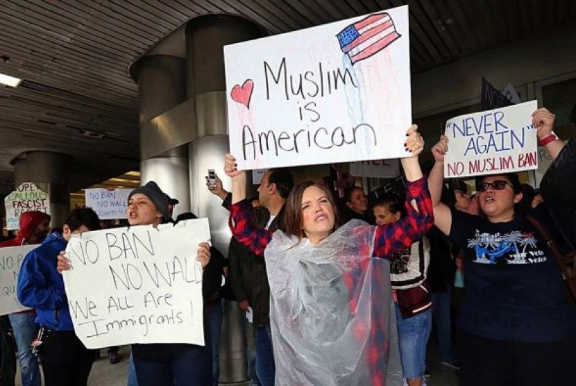 Pengunjuk rasa Amerika Serikat yang menentang kebijakan imigrasi Donald Trump justru kebanyakan berasal dari warga lokal. Mereka menolak keputusan yang melarang warga dari negara Muslim masuk AS.