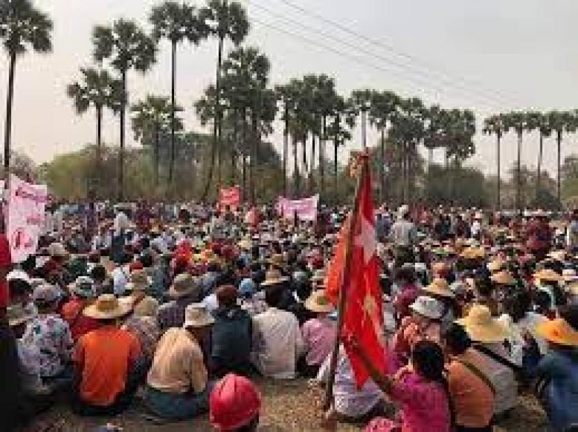 Pengunjuk rasa anti-rezim berkumpul di Kotapraja Yinmabin, Wilayah Sagaing pada 25 Maret 2021 