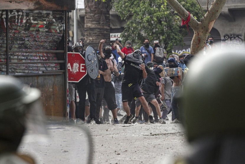 Pengunjuk rasa antipemerintah bentrok dengan polisi di Santiago, Cile.