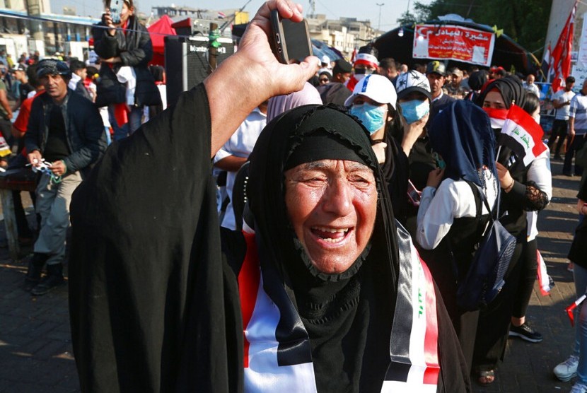 Pengunjuk rasa antipemerintah berdemonstrasi di Alun-Alun Tahrir (Tahrir Square) di Baghdad, Irak, Kamis (31/10).