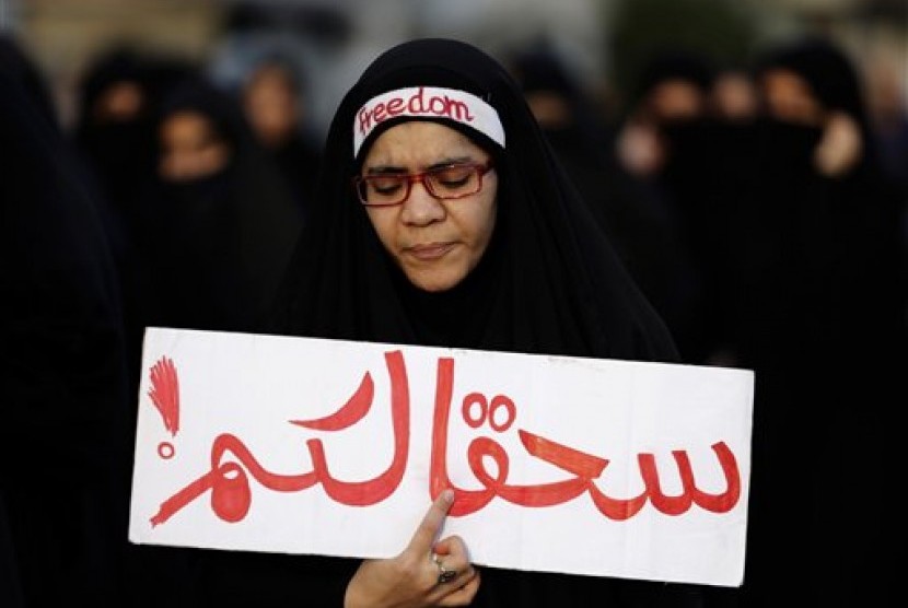  Pengunjuk rasa antipemerintah di Bahrain, Sabtu (2/1), membentangkan poster bentuk protes kepada Arab Saudi yang mengeksekusi sejumlah orang termasuk ulama Syiah Nimr al-Nimr.