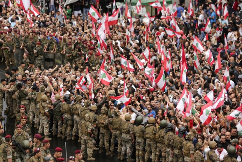 Pengunjuk rasa antipemerintah dikepung tentara Lebanon selama demonstrasi di Kota Jal el-Dib, utara Beirut, Lebanon, Rabu (23/10).