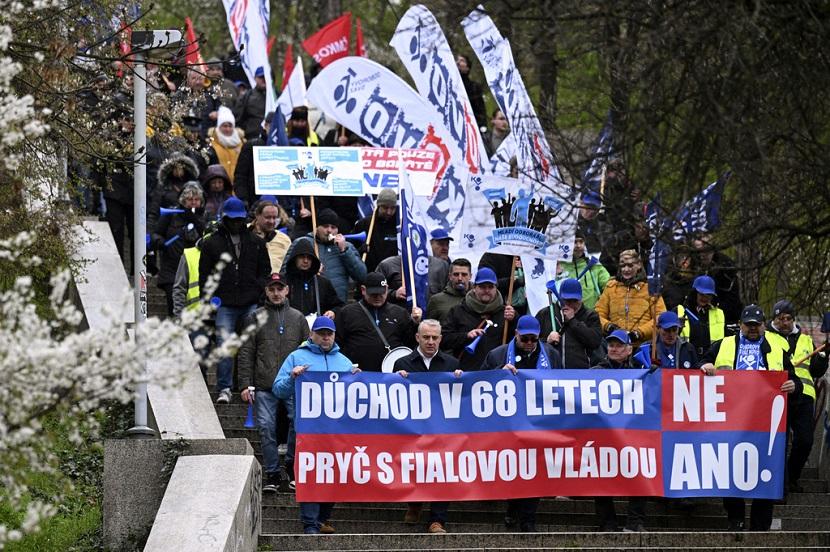 Pengunjuk rasa berbaris selama demonstrasi serikat pekerja KOVO menentang perubahan sistem pensiun yang dipertimbangkan oleh pemerintah, di Praha, Republik Ceko, Rabu 29 Maret 2023. 