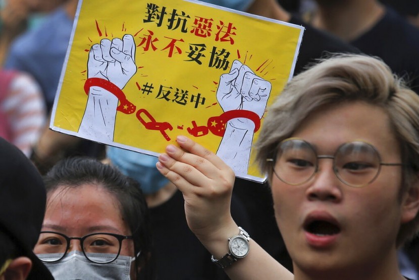 Pengunjuk rasa berdemonstrasi menentang RUU ekstradisi dekat Dewan Legislatif di Hong Kong, Senin (17/6).