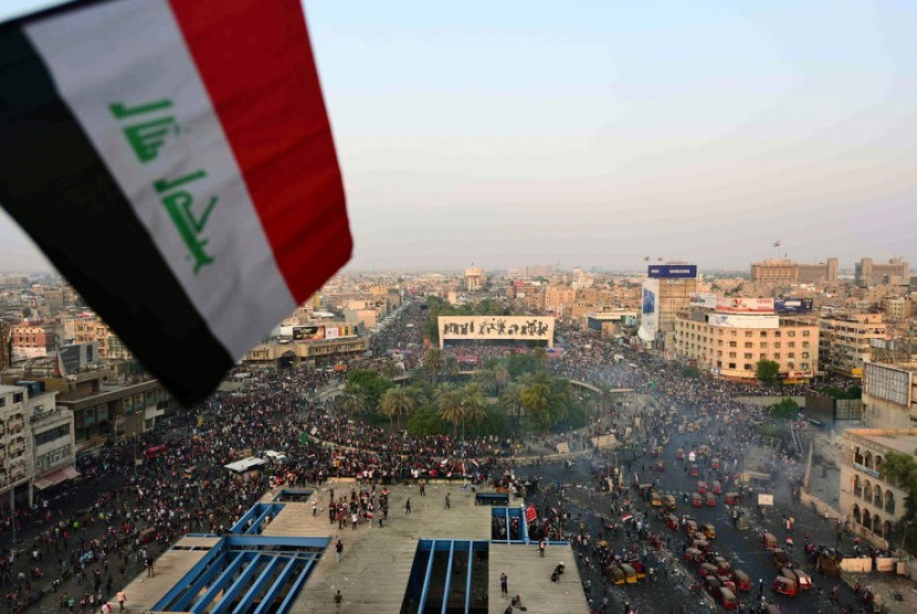 Pengunjuk rasa berkumpul di Alun-Alun Tahrir di Baghdad, Irak, Senin (28/10). Menurut laporan media, sedikitnya 63 orang meninggal dalam protes tiga hari.