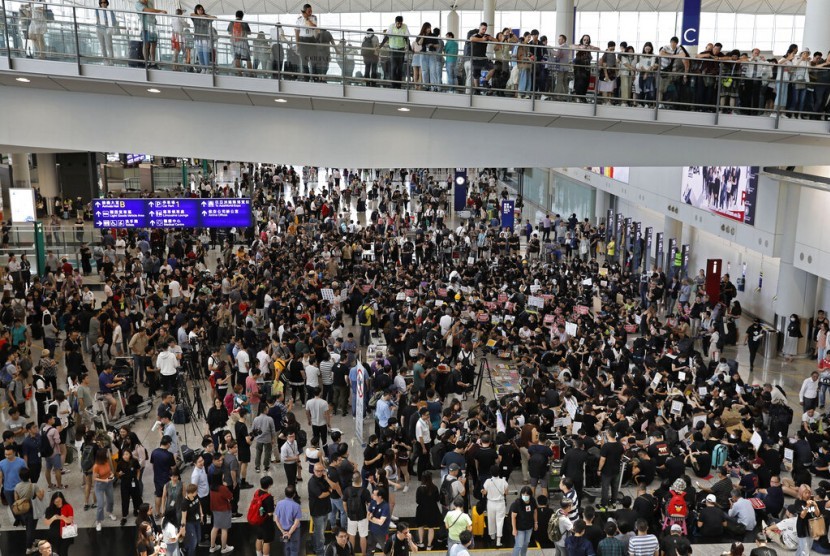 Pengunjuk rasa berkumpul di Hong Kong International Airport, Jumat (26/7). Mereka menuntut reformasi demokrasi dan penarikan RUU ekstradisi.