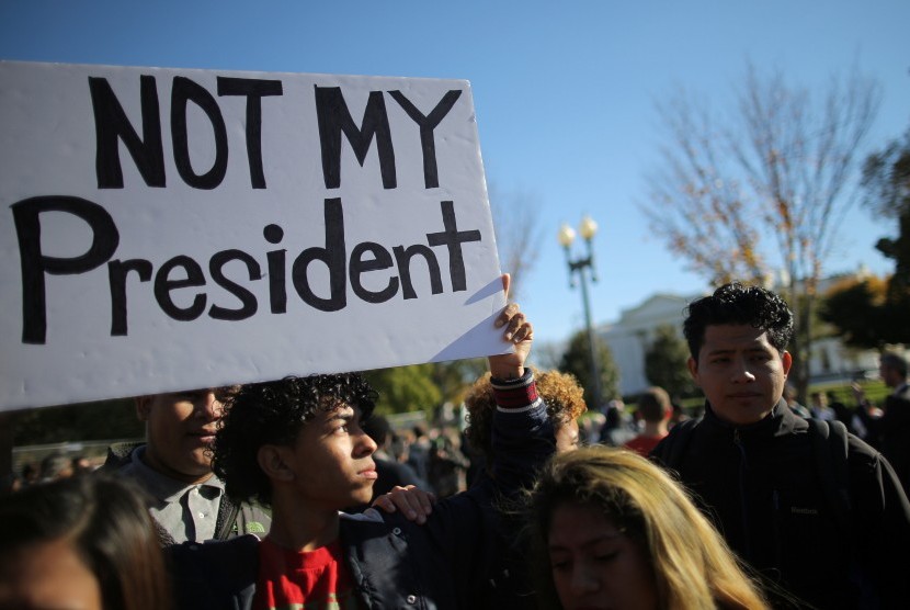 Pengunjuk rasa berkumpul di luar Gedung Putih setelah presiden terpilih Donald Trump bertemu dengan Barack Obama.