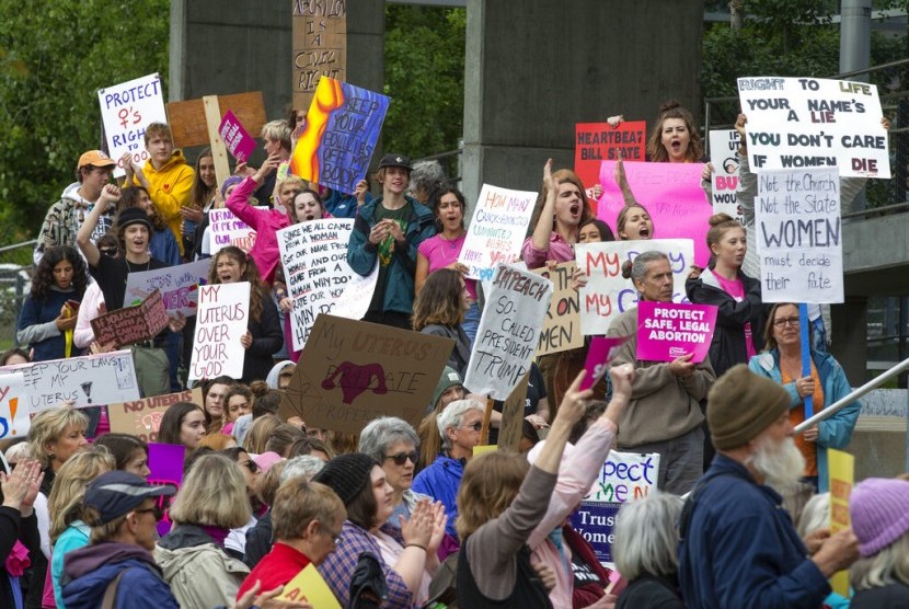 Pengunjuk rasa bersuara menentang aturan aborsi di tangga pengadilan federal di Oregon, (21/5). Aksi merupakan bagian menentang aturan aborsi Alabama, Georgia, Missouri, dan negara bagian lain.