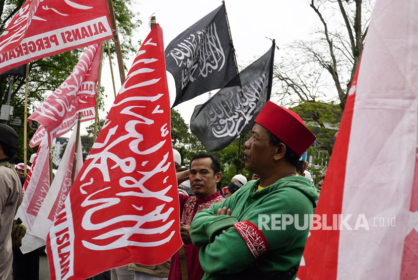 Pengunjuk rasa dari Aliansi Pergerakan Islam (API) melakukan aksi solidaritas untuk Hermansyah Pakar IT alumni ITB yang mengalami penganiayaan, di Bandung, Jawa Barat, Jumat (14/7).