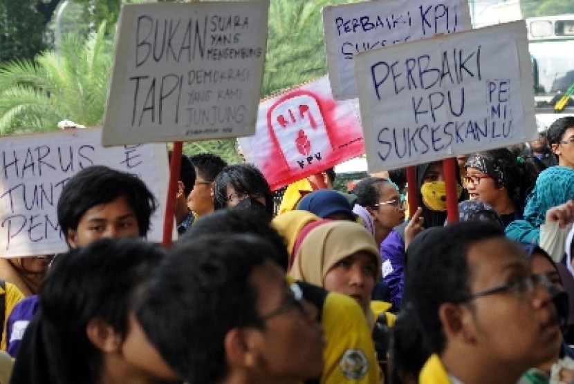 Pengunjuk rasa dari Badan Eksekutif Mahasiswa Se-Indonesia (BEM SI) beraksi damai Rapor Merah KPU di depan Kantor Komisi Pemilihan Umum (KPU), Jakarta, Kamis (8/5).