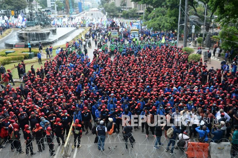 Pengunjuk rasa dari berbagai elemen buruh berunjuk rasa di kawasan Patung Arjuna Wiwaha, Jakarta, Rabu (8/12/2021). Dalam aksinya tersebut mereka meminta pemerintah dan DPR mencabut Undang-undang Nomor 11 Tahun 2020 tentang Cipta Kerja.