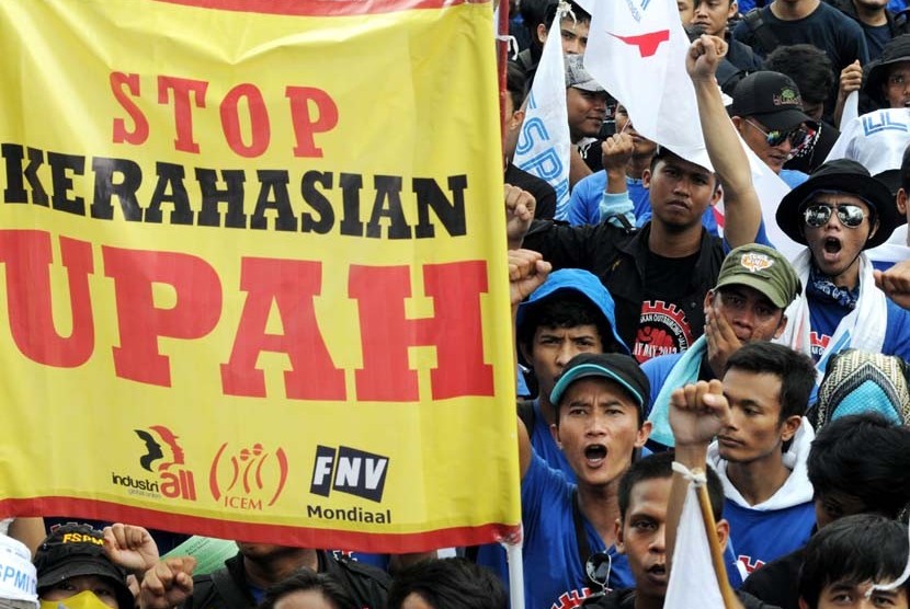 Pengunjuk rasa dari berbagai serikat dan federasi buruh se-Jabodetabek dan Jawa Barat berunjuk rasa dalam rangka Hari Buruh Sedunia (May Day) di depan Istana Merdeka, Jakarta, Selasa (1/5).  (Aditya Pradana Putra/Republika)