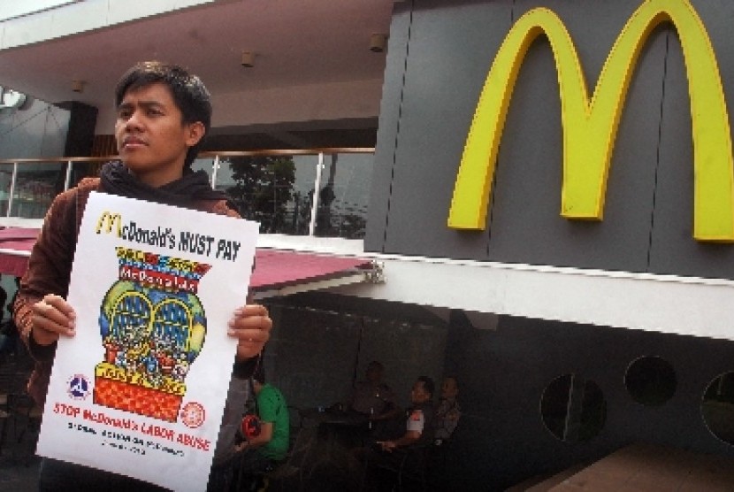 Pengunjuk rasa dari Federasi Serikat Pekerja Mandiri (FSPM) menggelar aksi di depan outlet makanan cepat saji McDonald's, Bandung, Jabar, Rabu (5/6)